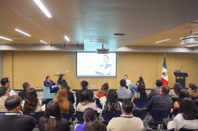 Panel sobre inteligencia artificial en la contaduría durante un evento de innovación y transformación digital para profesionales contables.
