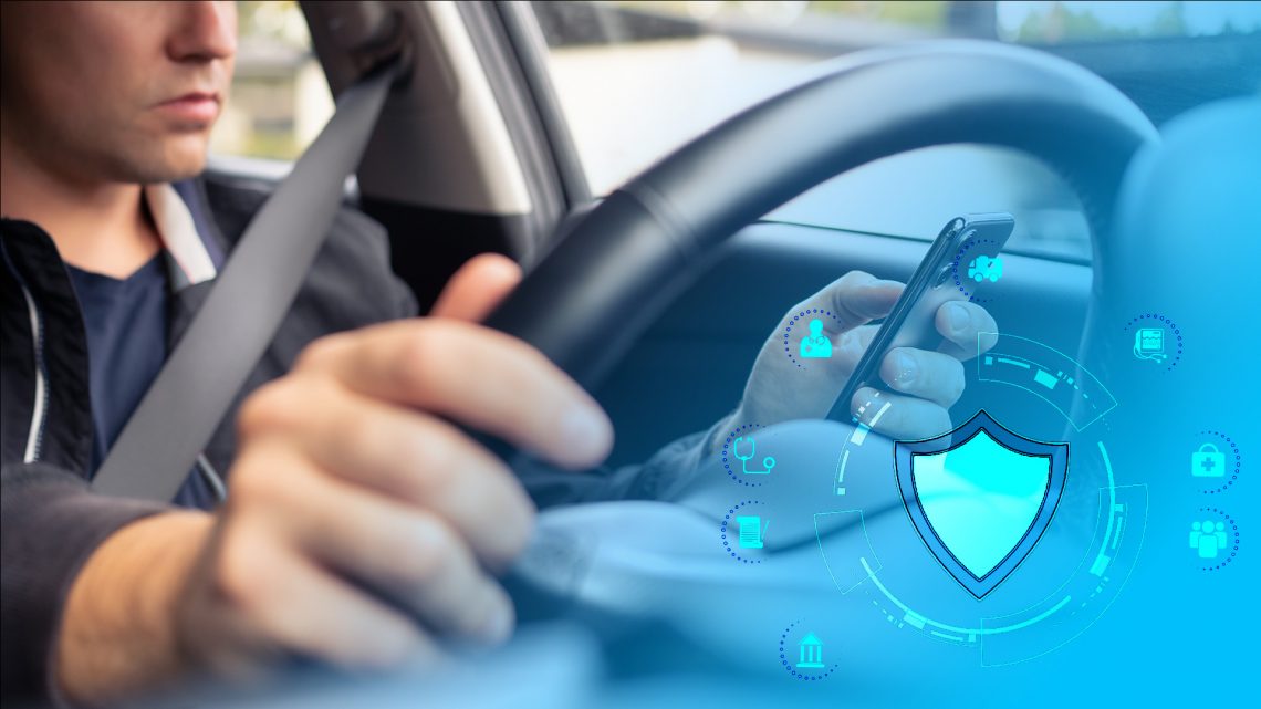 Persona utilizando una aplicación móvil mientras conduce un vehículo, imagen relacionada con los derechos laborales y el IMSS para quienes trabajan en Uber, DiDi o Rappi.