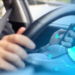 Persona utilizando una aplicación móvil mientras conduce un vehículo, imagen relacionada con los derechos laborales y el IMSS para quienes trabajan en Uber, DiDi o Rappi.