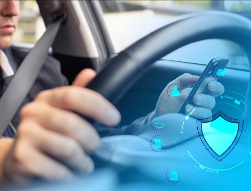Persona utilizando una aplicación móvil mientras conduce un vehículo, imagen relacionada con los derechos laborales y el IMSS para quienes trabajan en Uber, DiDi o Rappi.
