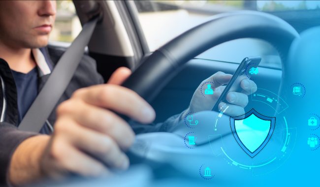 Persona utilizando una aplicación móvil mientras conduce un vehículo, imagen relacionada con los derechos laborales y el IMSS para quienes trabajan en Uber, DiDi o Rappi.