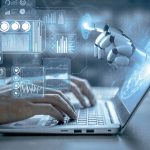 Profesional analiza información financiera utilizando herramientas de Inteligencia Artificial en un entorno digital.