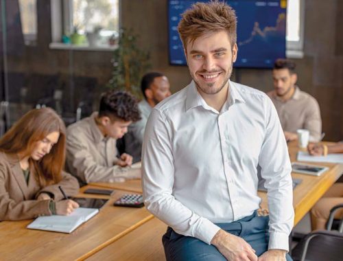 Liderazgo financiero en jóvenes Contadores mediante análisis de información, tecnología y toma de decisiones estratégicas.