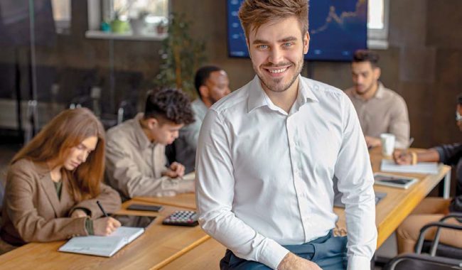 Liderazgo financiero en jóvenes Contadores mediante análisis de información, tecnología y toma de decisiones estratégicas.