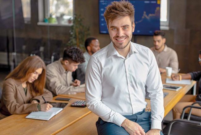Liderazgo financiero en jóvenes Contadores mediante análisis de información, tecnología y toma de decisiones estratégicas.